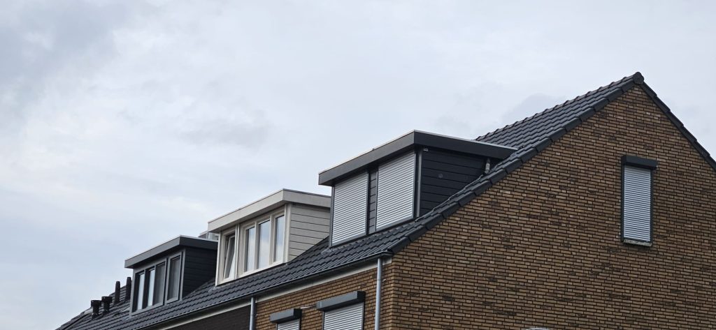 Nieuwe dakgoten en nieuwe dakkapellen