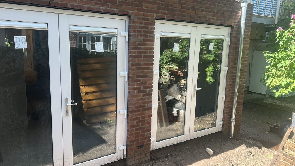 Aanbouw Amsterdam met dubbele kunststof openslaande deuren