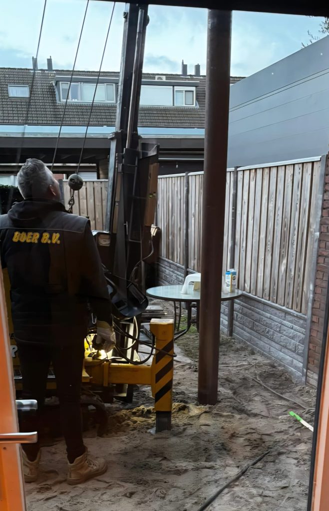 Heipalen aanbouw in Zwijndrecht plaatsen