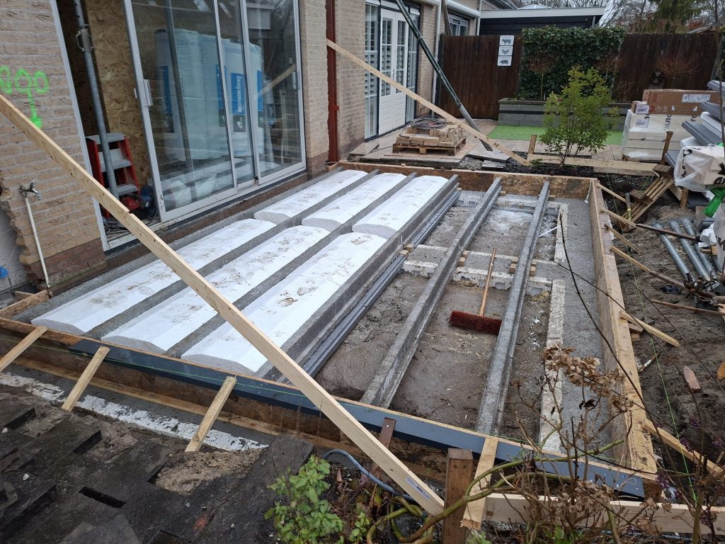 Fundering met bekisting en balkenbroodjesvloer bij traditionele aanbouw