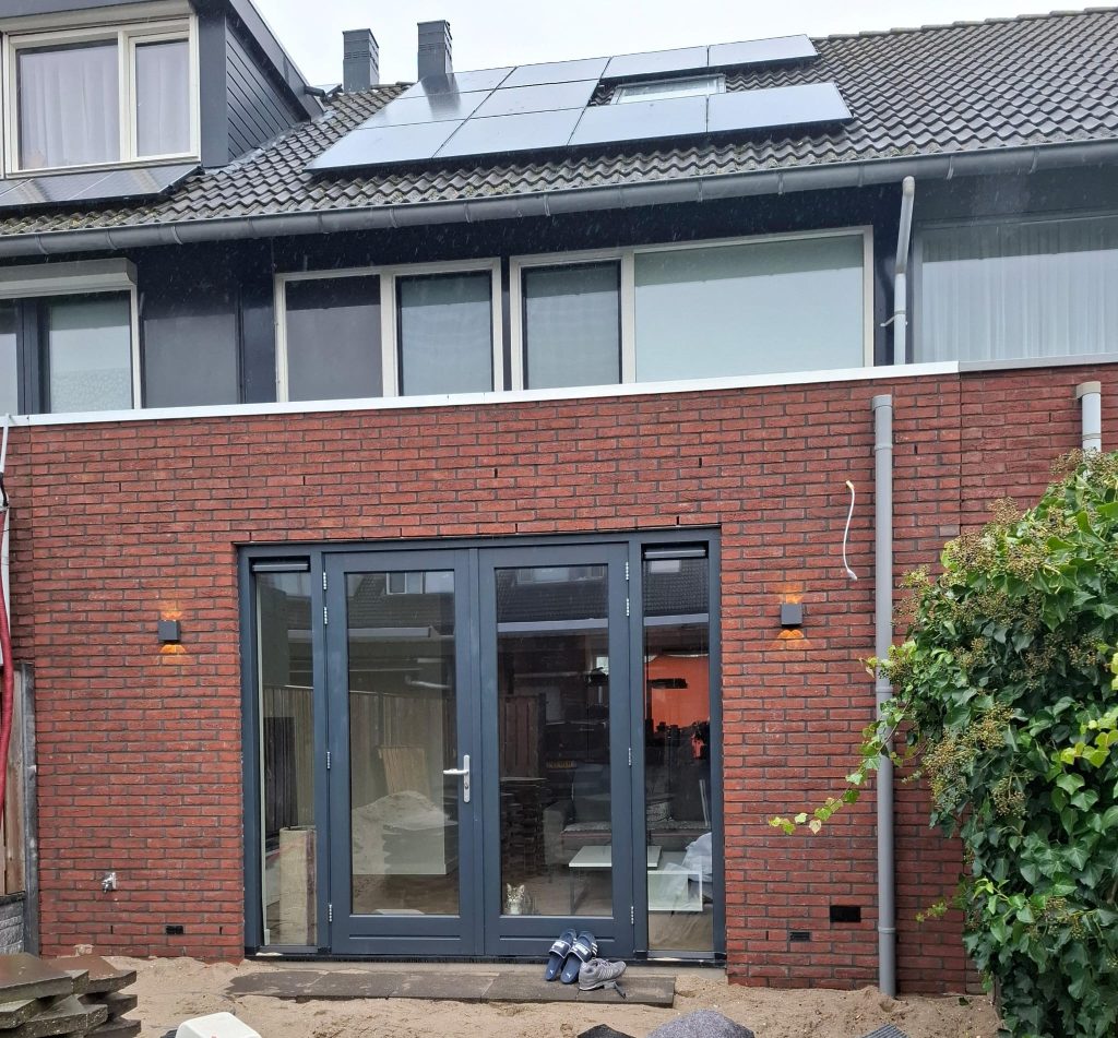 Gemetselde aanbouw door een van onze vast aannemers passend bij de woning