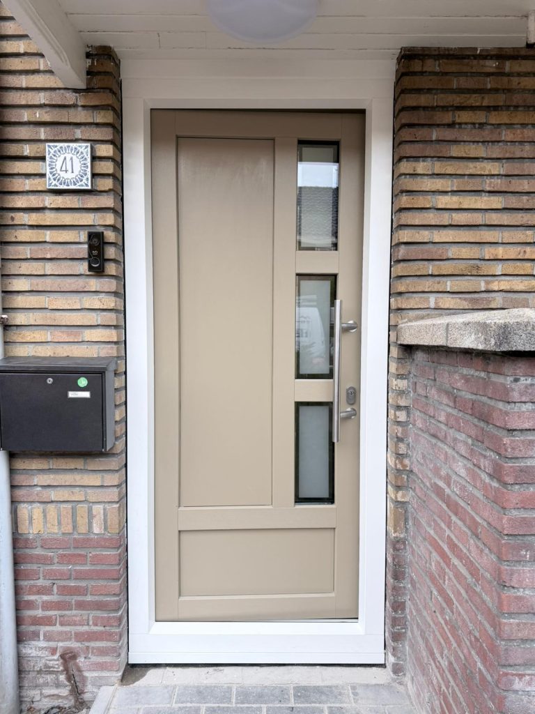 Kunststof kozijnen bij de voordeur