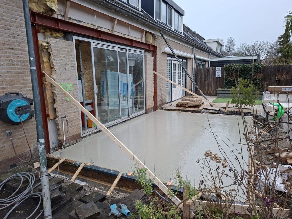 Draagbalk constructie geplaatst bij traditionele aanbouw