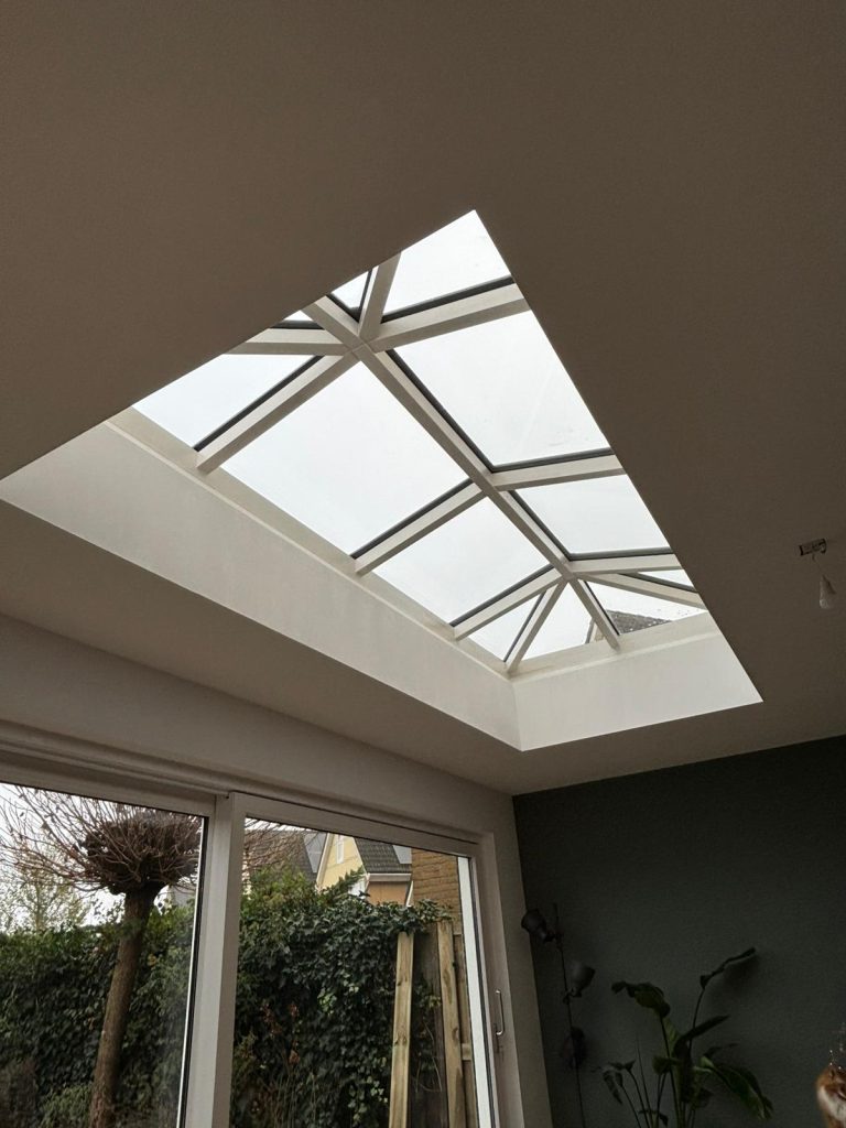 recent geplaatste lichtstraat met zadeldak in een aanbouw door onze aannemer